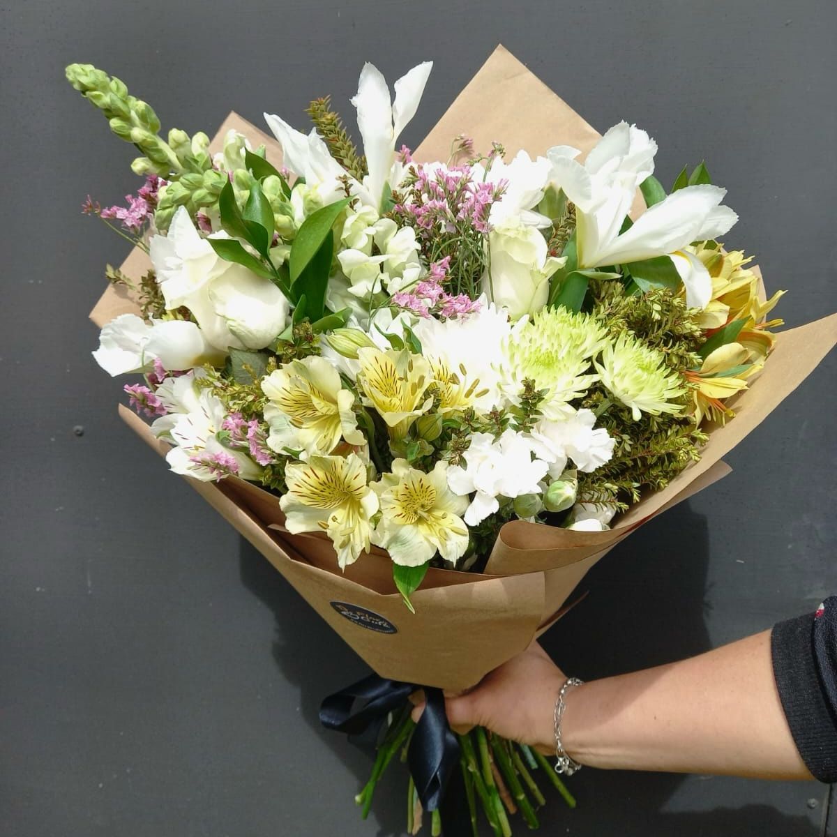 Ramo de Condolencias – Flores Mixtas | Flor de Café Imagen de WhatsApp 2023 11 22 a las 14.38.24 eda90663