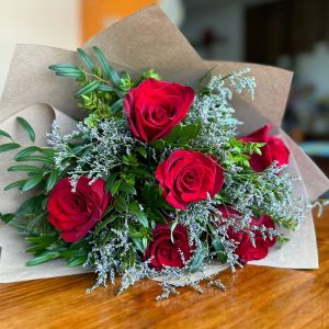 Ramo de 6 Rosas Rojas | Flor de Café WhatsApp Image 2024 10 18 at 12.38.54 1