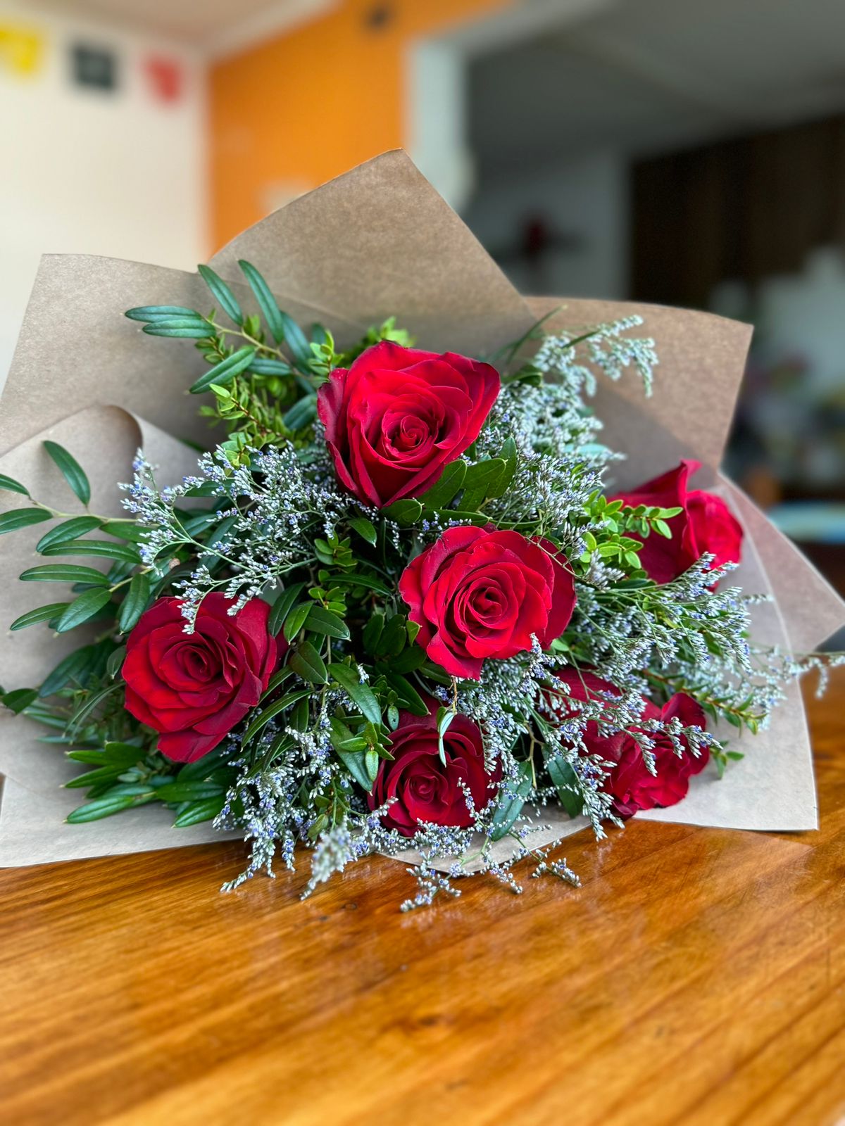 Ramo de 6 Rosas Rojas | Flor de Café WhatsApp Image 2024 10 18 at 12.38.54 1