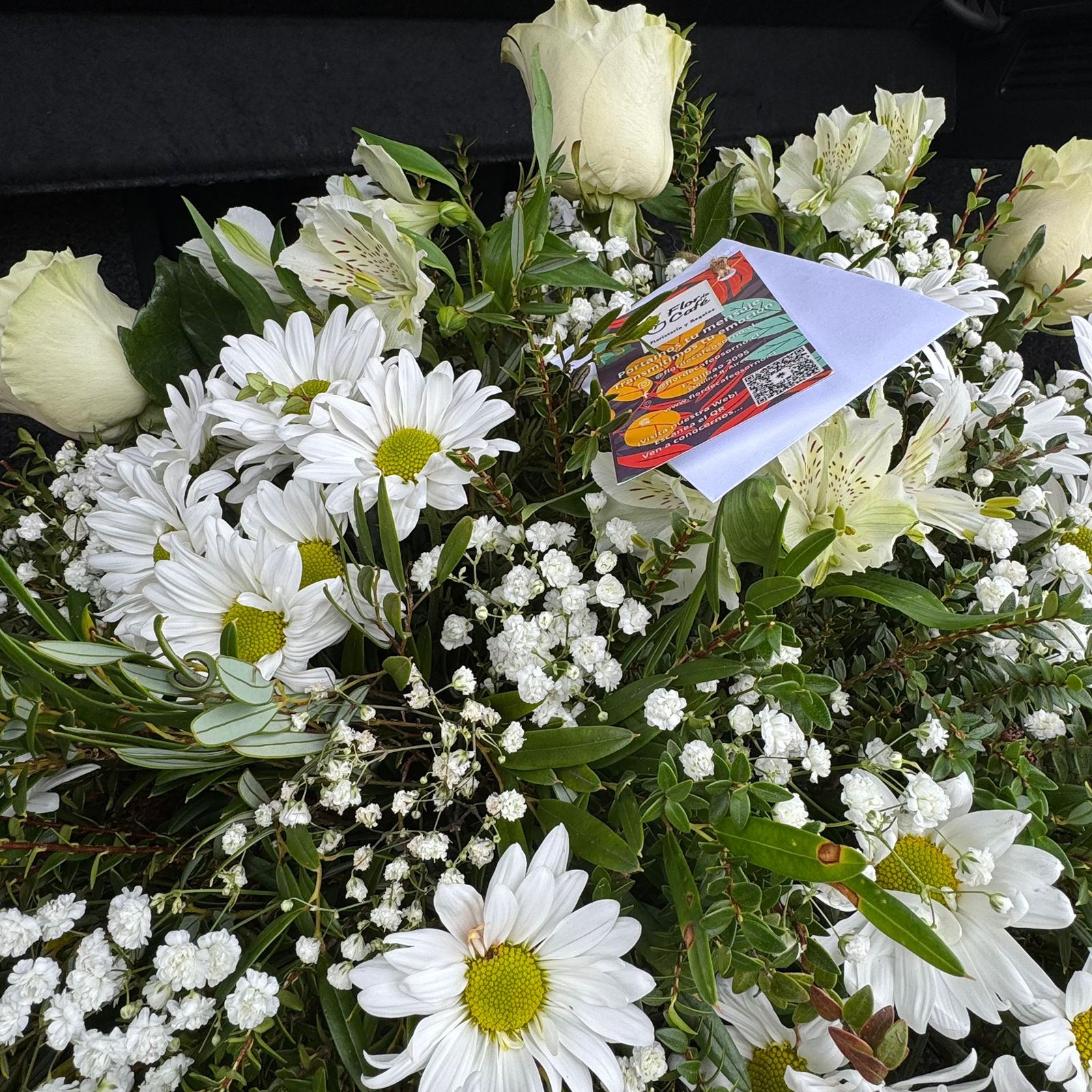 Cubre Urna de Condolencias | Flor de Café WhatsApp Image 2025 06 23 at 17.11.16 1