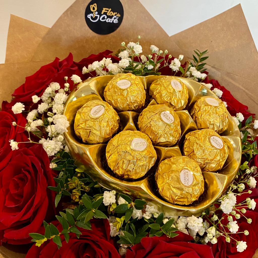 Ramo de Rosas con Corazón de Ferrero | Flor de Café Flores que enamoran, dulzura que sorprende WhatsApp Image 2023 09 28 at 15.28.00 3