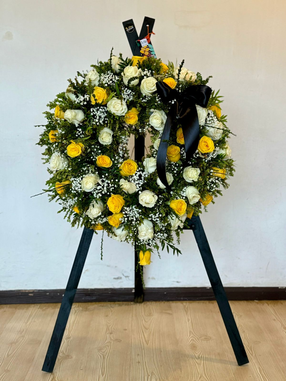Corona Condolencias 50 rosas importadas (SIN ATRIL) WhatsApp Image 2024 11 14 at 18.31.21