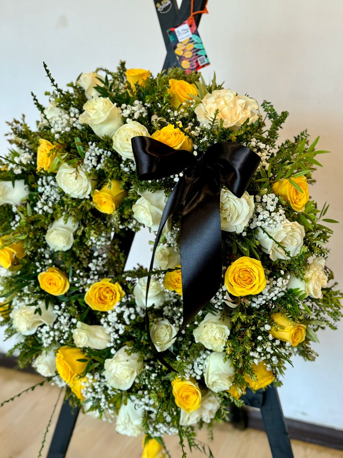 Corona Condolencias 50 rosas importadas (SIN ATRIL) WhatsApp Image 2024 11 14 at 18.31.22