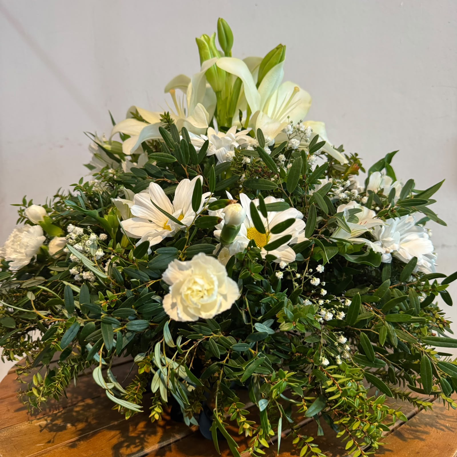 Arreglo Mini de Condolencias 1 – Flores Mixtas | Flor de Café Arreglo Mini de Condolencias 1 – Flores Mixtas | Flor de Café - Imagen 3