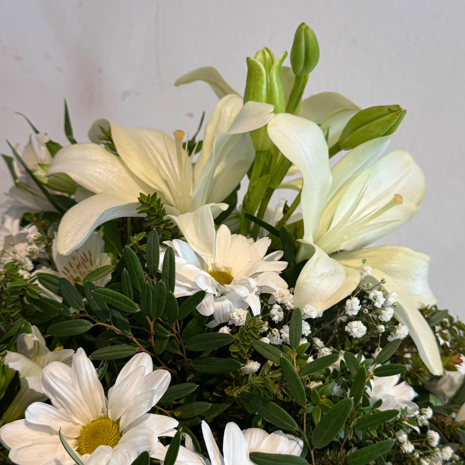 Arreglo Mini de Condolencias 1 – Flores Mixtas | Flor de Café